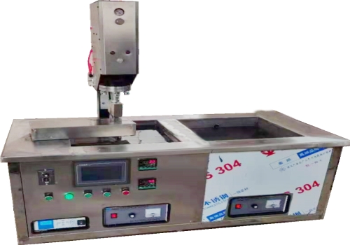 產(chǎn)品性能：1.該機(jī)采用聚能型超聲波發(fā)生器，具有清洗振幅大，穿透力強(qiáng)等性能；2.能充分去掉針面毛剌及針管內(nèi)異物；3.振子游動(dòng)距離及游動(dòng)速度均無(wú)級(jí)可調(diào)；4.鈦合金振子，經(jīng)久耐用；5.整機(jī)采取孩腐蝕、防銹措