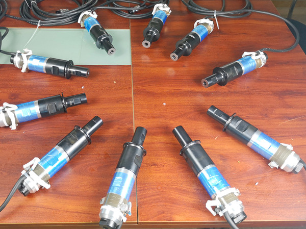 口罩機(jī)超聲波配套由超聲波發(fā)生器（超聲波電箱）、超聲波換能器、超聲波焊頭、和法蘭盤(pán)組成，是口罩機(jī)的核心機(jī)械振動(dòng)的裝置，可以用于口罩四周、鼻梁的焊接，已經(jīng)耳線(xiàn)焊接