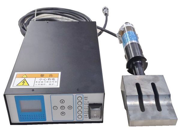 口罩機(jī)超聲波配套由超聲波發(fā)生器（超聲波電箱）、超聲波換能器、超聲波焊頭、和法蘭盤(pán)組成，是口罩機(jī)的核心機(jī)械振動(dòng)的裝置，可以用于口罩四周、鼻梁的焊接，已經(jīng)耳線(xiàn)焊接。