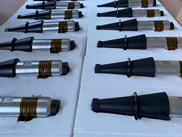 口罩機(jī)超聲波配套由超聲波發(fā)生器（超聲波電箱）、超聲波換能器、超聲波焊頭、和法蘭盤(pán)組成，是口罩機(jī)的核心機(jī)械振動(dòng)的裝置，可以用于口罩四周、鼻梁的焊接，已經(jīng)耳線(xiàn)焊接