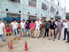 公司組織員工進(jìn)行消防演習(xí)