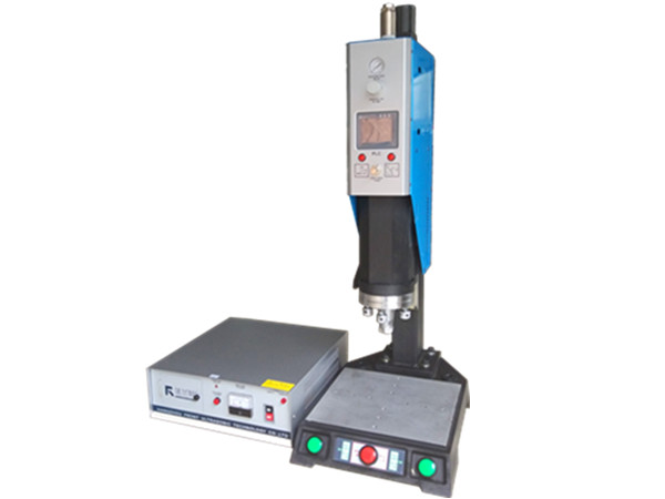 特點(diǎn)： 1、 使用電動(dòng)上下升降,方便實(shí)用 2、 焊接定位采用限位螺絲,方便調(diào)節(jié) 3、 焊頭水平可調(diào)式結(jié)構(gòu)法蘭盤(pán)，調(diào)模便捷 4、人機(jī)界面觸摸屏操作，方便直觀(guān)快捷 5、 頻率自動(dòng)補(bǔ)償電路，