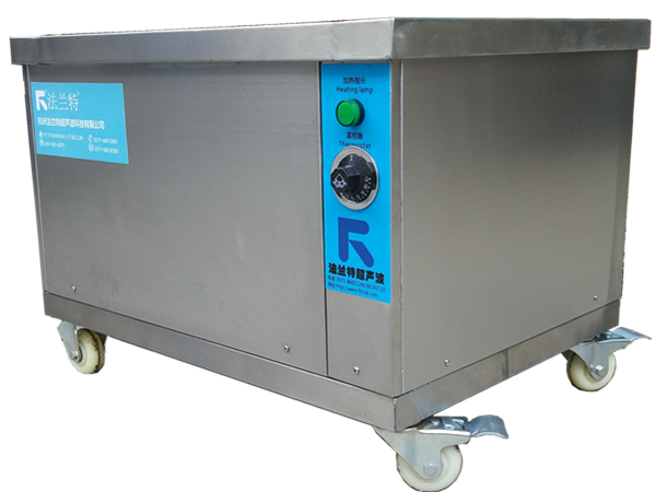 產(chǎn)品特點(diǎn) 1.可直接使用自來(lái)水、酒精或?qū)Ｓ萌軇┳鳛榍逑匆骸?2.清洗器網(wǎng)籃采用不銹鋼網(wǎng)篩氬焊成形，提高清洗效果。 3.大功率換能器清洗效果顯著，超聲功率強(qiáng)勁 5.可長(zhǎng)時(shí)間連續(xù)工作