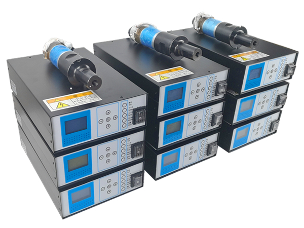 口罩機(jī)超聲波配套由超聲波發(fā)生器（超聲波電箱）、超聲波換能器、超聲波焊頭、和法蘭盤(pán)組成，是口罩機(jī)的核心機(jī)械振動(dòng)的裝置，可以用于口罩四周、鼻梁的焊接，已經(jīng)耳線(xiàn)焊接